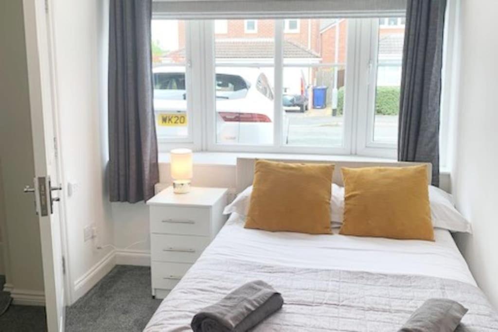 Spacious Detached 5 Bedroom4 Bathroom Wifi Parking Newcastle-under-Lyme Exterior photo