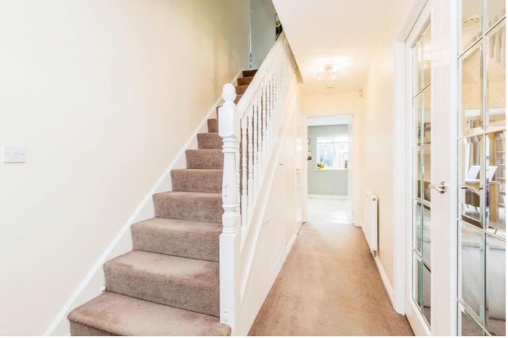 Spacious Detached 5 Bedroom4 Bathroom Wifi Parking Newcastle-under-Lyme Exterior photo