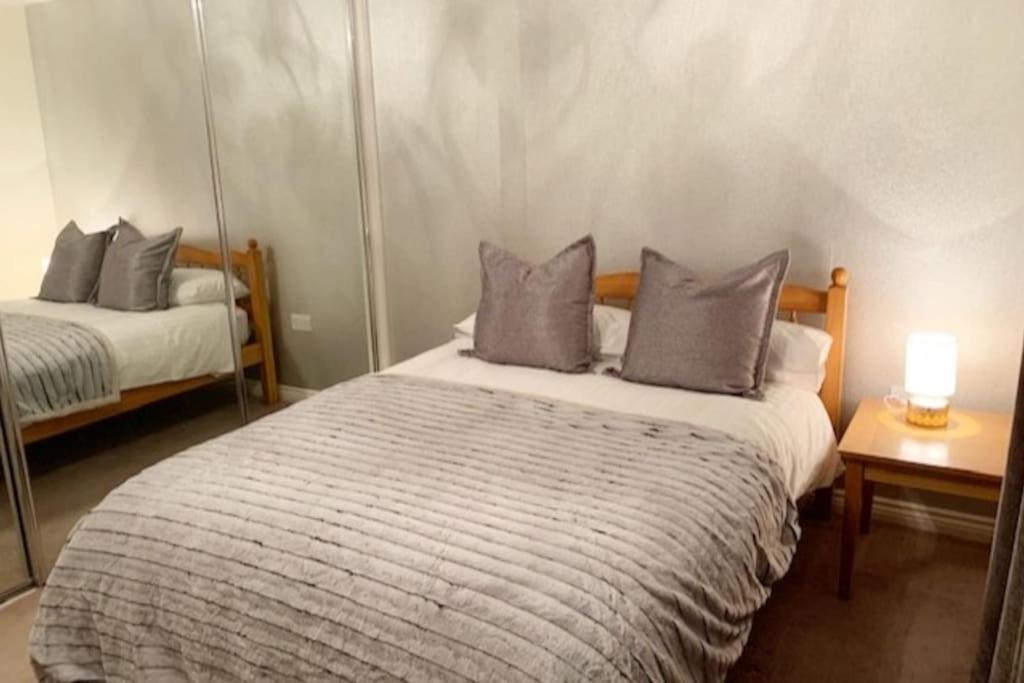 Spacious Detached 5 Bedroom4 Bathroom Wifi Parking Newcastle-under-Lyme Exterior photo